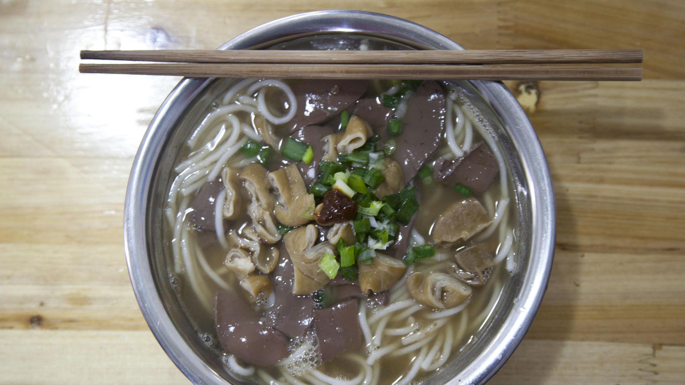 南京|南京这家破烂小店，一碗面条卖50块钱，却人气爆棚，天天排长队