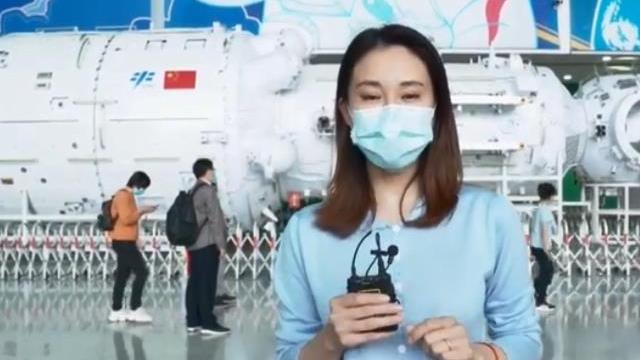 关悦|关悦：记者首秀，一边带孩子们外出过五一一边从现场发回“报道”