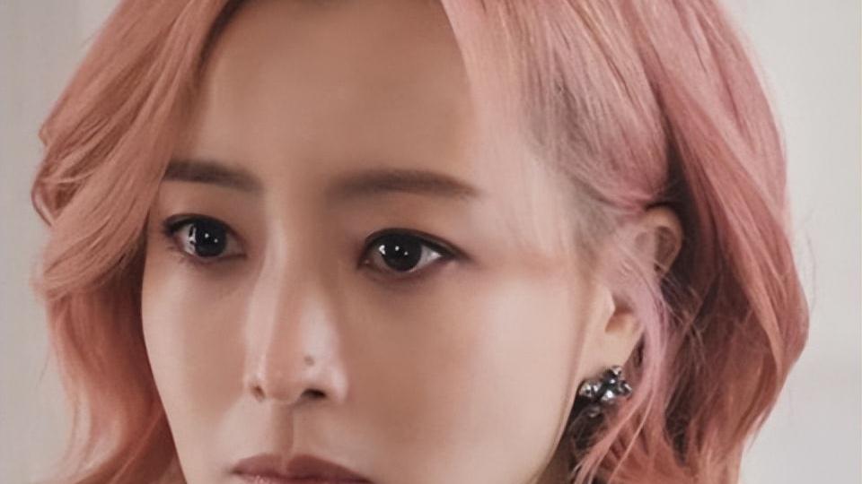 鞠婧祎|44岁金喜善近照曝光，厚重粉底难掩老态，与年轻对比变化明显