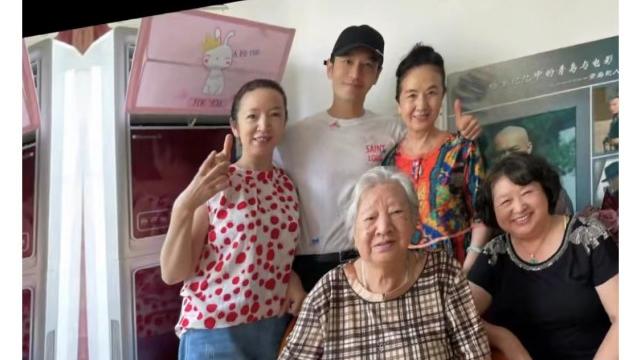 李沁|黄晓明晒照为姥姥庆生，儿子小海绵坐奶奶怀里，开心比耶超乖巧