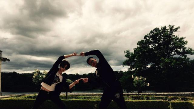 参观吴京住的豪宅，整体装修很豪华，从外面看像是住在高级酒店里