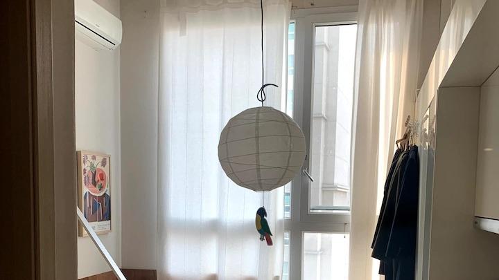 他孤身生活在他乡，4年搬家11次！蜗居在26㎡小公寓，睡超大号床