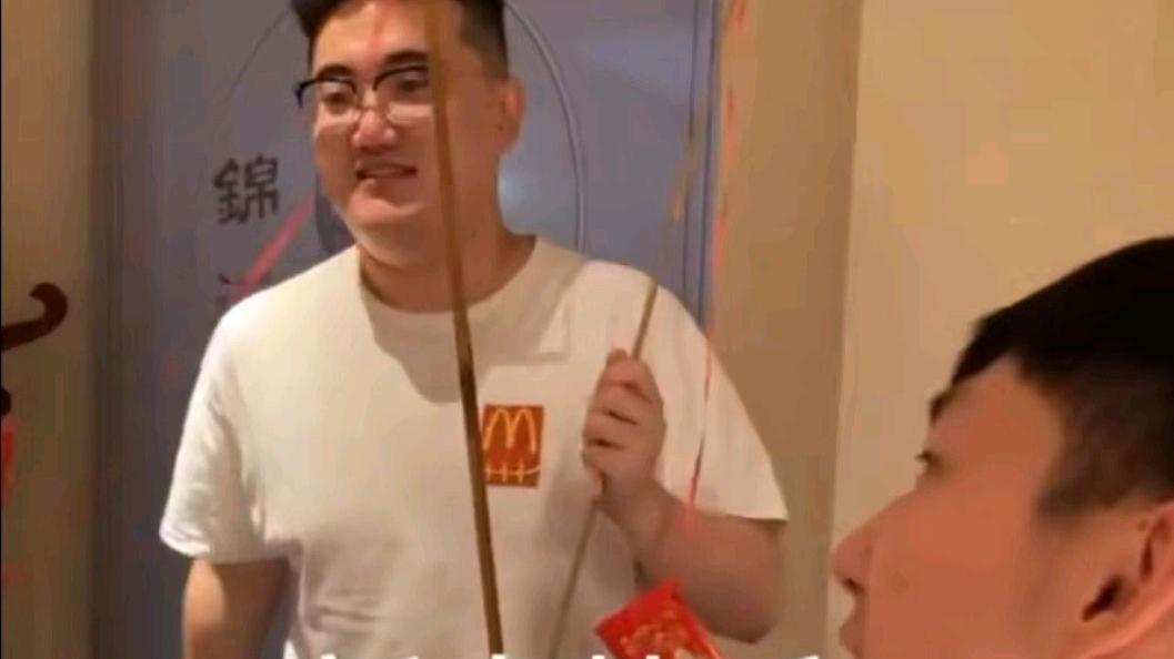 周琦|周琦吃年夜饭被打扰！一头红狮子冲进来要红包，周琦故意钓着不给