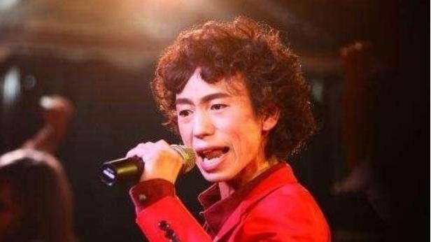 神曲|当年因一首“神曲”，红遍全国，如今却沦为农村酒席歌手，观众一眼都不看