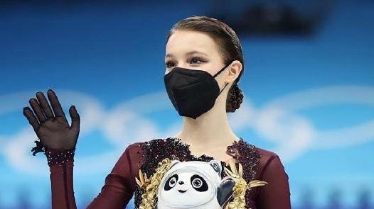 谢尔巴科娃|谢尔巴科娃晒金牌自拍！释放冠军喜悦，偶遇羽生结弦，索要合影