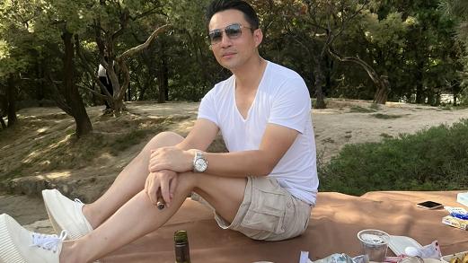 汪小菲|汪小菲521晒约会照，与张颖颖一起野餐并送对方玫瑰花，两人已复合