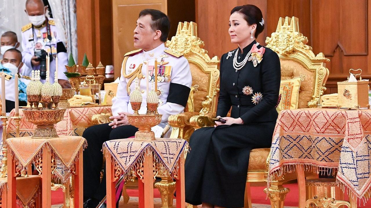 苏提达|70岁泰王和44岁苏提达一起整容，老年斑消失不见，皱纹都全部没有