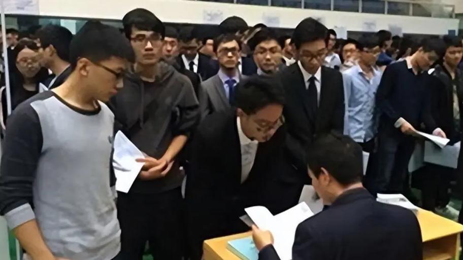 大学生|为什么不敢讨价还价？老板亲自面试，体会到普通家庭毕业生的无奈
