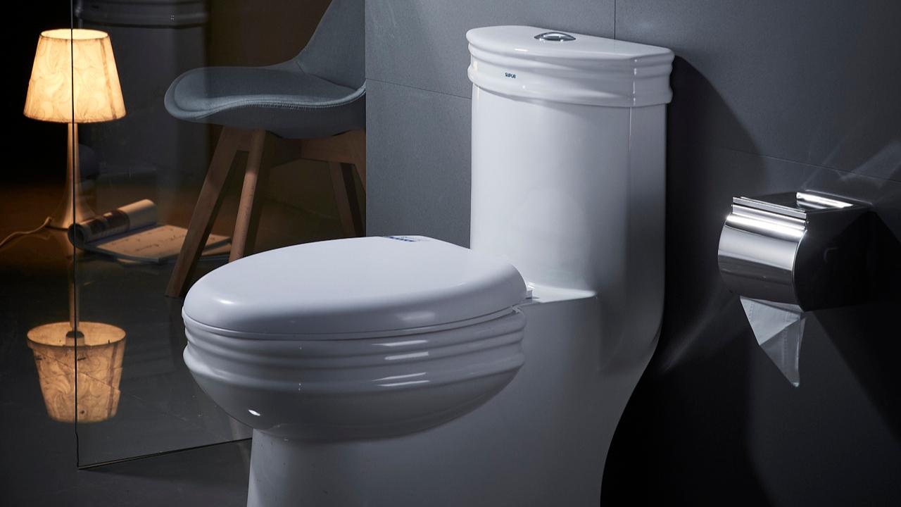 上完厕所，马桶盖关上还是打开？很多人不懂，难怪马桶又臭又黄