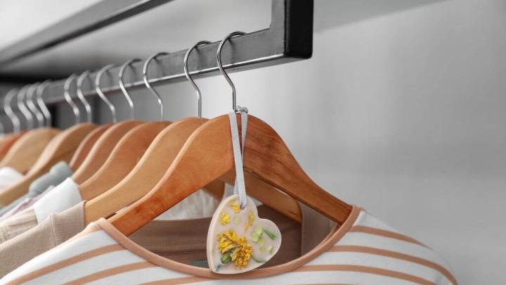 回南天的衣服，为什么放在衣柜里两三天就有异味了？