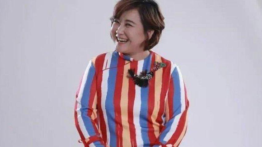 贾玲|贾玲胖得坦荡荡，挑战“彩色旗袍”还挺有韵味，骨子里的自信真美