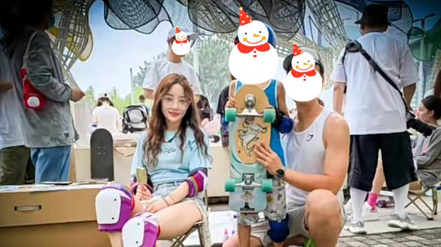 李小璐|40岁李小璐人气高，玩滑板引路人追着拍，被赞白瘦美争相合影