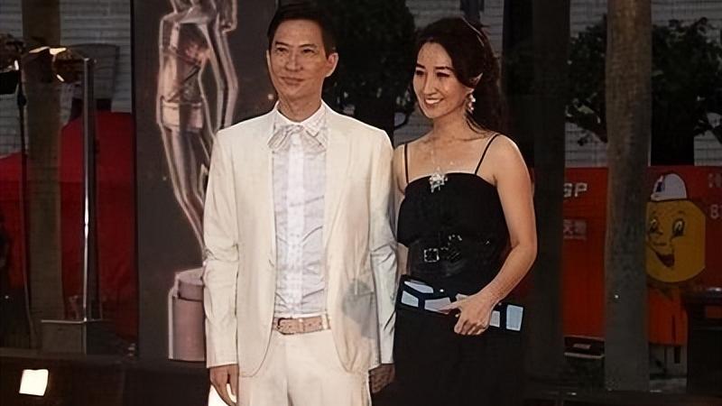 张家辉|张家辉大3岁老婆身材真好！依旧像大家闺秀