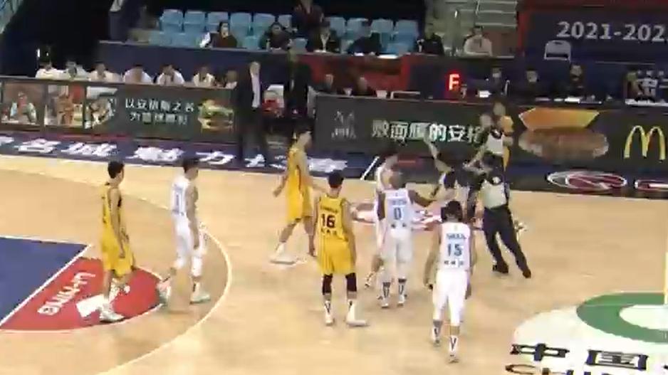 李楠|严惩裁判闫军！重罚李楠史鸿飞！CBA巨星驱逐，冲突对飙险失控