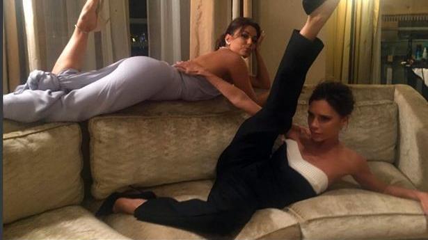 伊娃|辣妹维多利亚为好友“绝望主妇”伊娃庆生，再现标志性高难度空劈