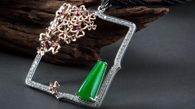 翡翠|翡翠市场这么多首饰，该买镶嵌的还是买不镶嵌的，哪种价值高？