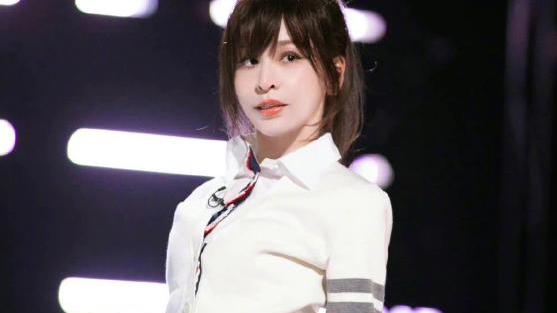 秦岚|王心凌凌晨在线“撒娇”？喊粉丝给她留言：快来说我很漂亮