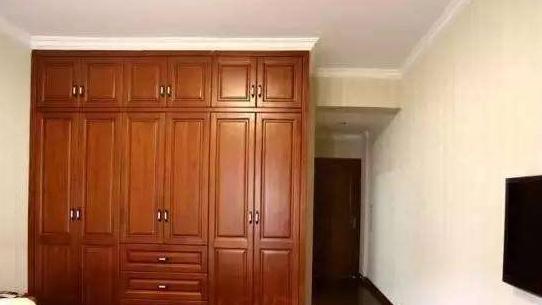 衣柜到顶万万要装这个东西，一问老木工，才懊悔我家听说太晚了