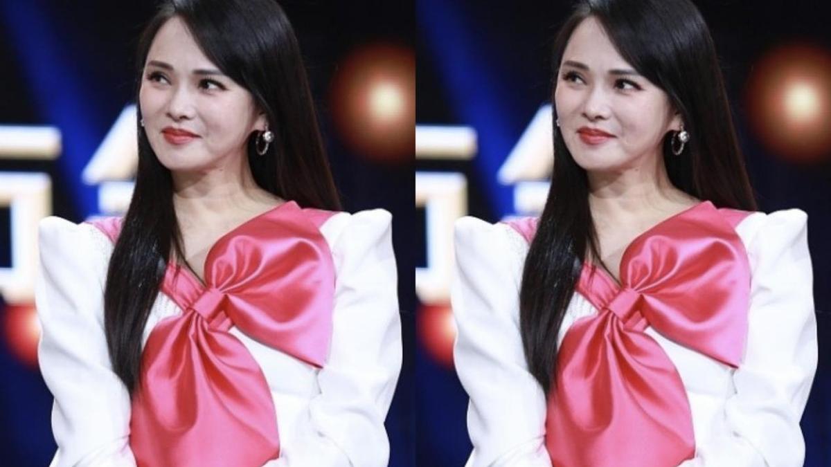 伊能静|别看伊能静的岁数不小了，但挺会扮嫩，白裙上面加蝴蝶结好显年轻