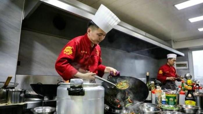 厨师炒菜时水龙头一直开着，难道不浪费水吗？厨师一席话说出原因