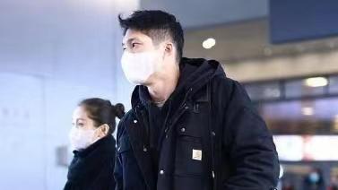 王子文|王子文和男友走机场，小鸟依人，鞋子不一般！