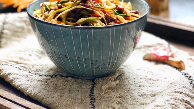 面条|炸酱就是炸酱面的关键，是妈妈牌面条，能吃一大碗