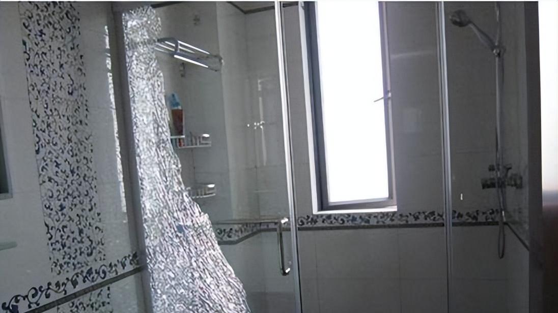 卫生间钢化玻璃门会自爆？为了自己和家人的安全，这些知识要牢记