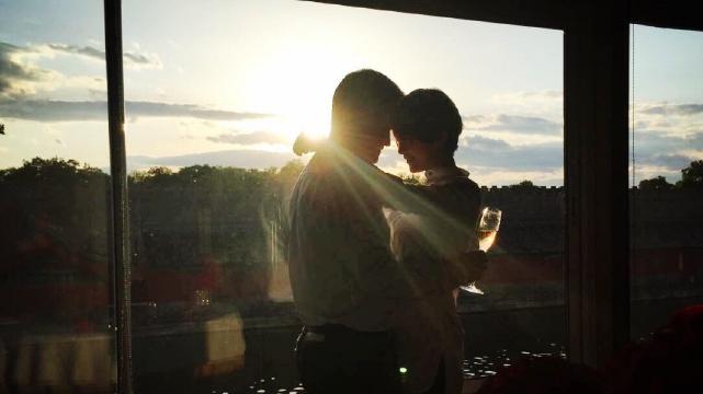 秦俊杰|谢楠庆结婚纪念日，吴京甜蜜送花，相爱10年恩爱有加被催生三胎