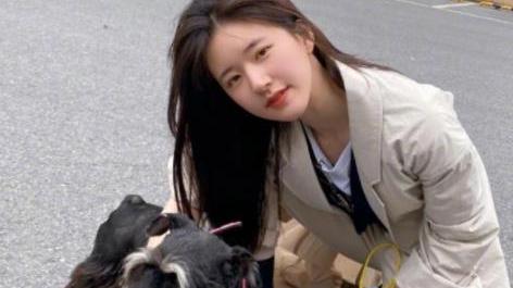 赵露思|赵露思素面朝天居家做饭，皮肤白皙、身材纤细