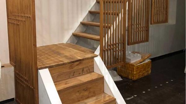 谁想到楼梯下还能这么改？玻璃封成个“室内阳光房”，多出5㎡收纳！