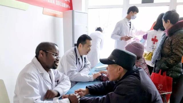 啤酒|世界首位黑人中医博士迪亚拉，在中国行医30余年，中医技术样样行