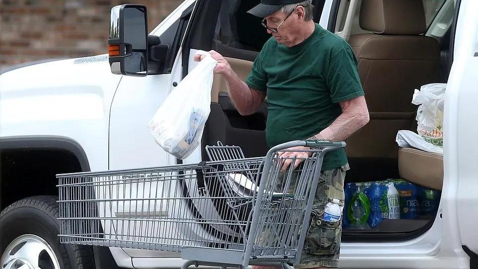 布兰妮·斯皮尔斯|在摆脱父亲多年监禁，前夫大闹婚礼后，布兰妮的婚礼还是如约举办