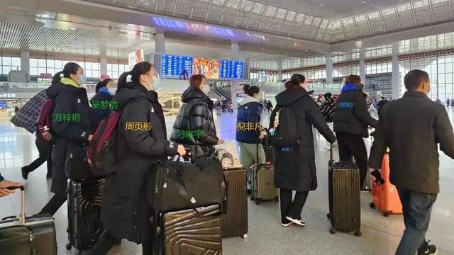 李盈莹|女排集训营最新消息：江苏7名球员奔赴北仑，李盈莹参加签约仪式