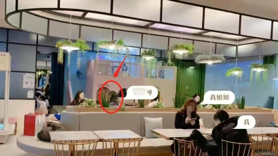 全智贤|全智贤带儿子外出玩耍！头发油得打柳弯腰驼背，儿子帅脸太随妈妈