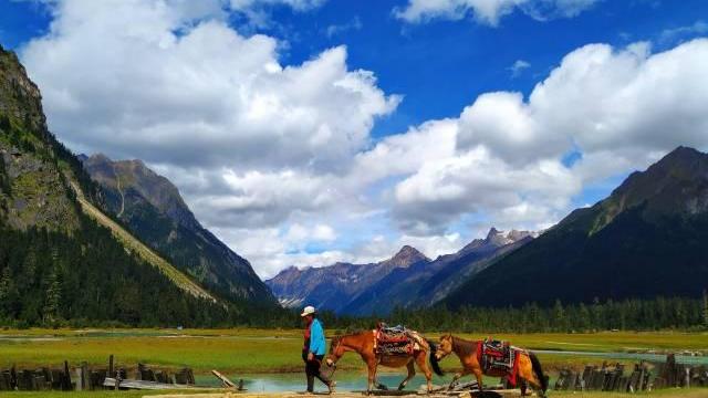 自驾|西藏绝美景区走红，景色优美占地面积巨大，是放松心情的好地方