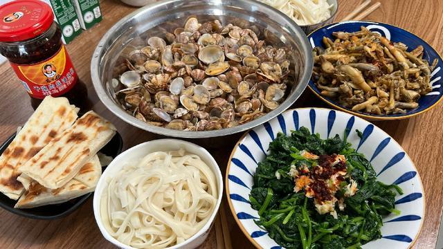 猪肉|青岛一家6口的晚餐，在朋友圈火了，网友：吃得太寒酸，没眼看