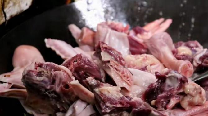 老板娘|安徽小镇老鹅馆，因老板娘神仙颜值走红，客人跑400公里一睹芳容