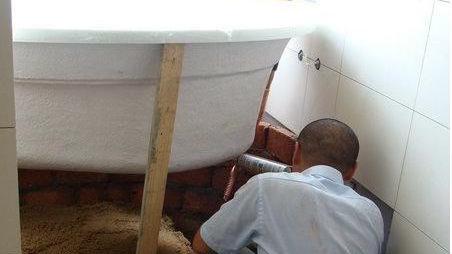 巴掌大的卫生间，请老师傅砌了个浴缸，发到业主群被赞爆了！