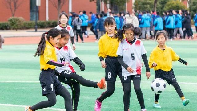 教室|女老师去上课，办公室男同事哄娃，评论却跑偏：工作时间带娃？