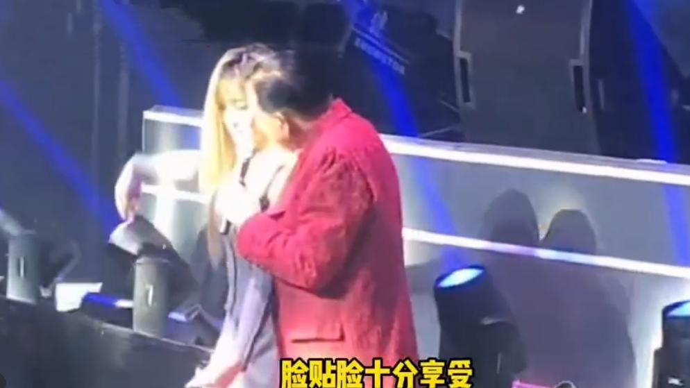 万梓良|64岁万梓良现身商演捞金，紧搂美女不撒手，脸贴脸姿势暧昧惹争议
