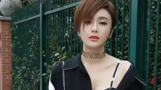 秦岚|秦岚终于“狠心”剪短发了？干练不失优雅，肩部设计更显柔美气质