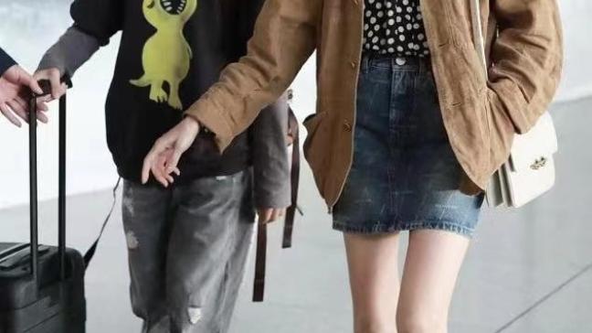 董洁|董洁携儿走机场，她自己扮得青春洋气，13岁顶顶独推行李让人心疼