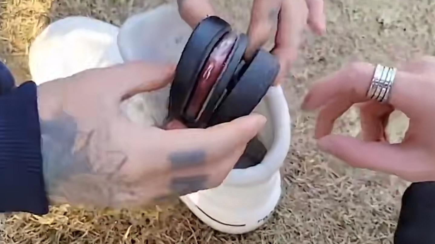 童锦程|童锦程和殷世航拖鞋比身高，一个净身高1米58，一个是1米68