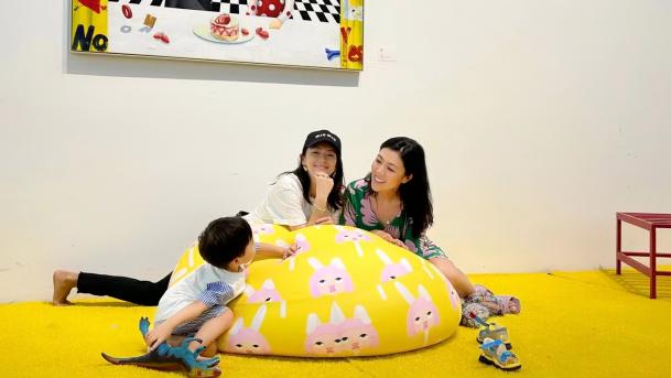 章子怡|章子怡受苏芒邀请带儿女看艺术展，醒醒变小美女，两岁儿子超可爱