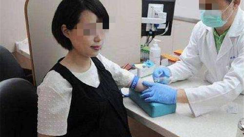 蔡少芬|有种“心酸”叫蔡少芬产子，46岁生三胎后，与丈夫合照像两代人