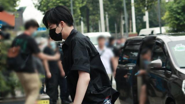 华为|189cm的刘宇宁现实中长啥样，去掉滤镜，生图中长这样