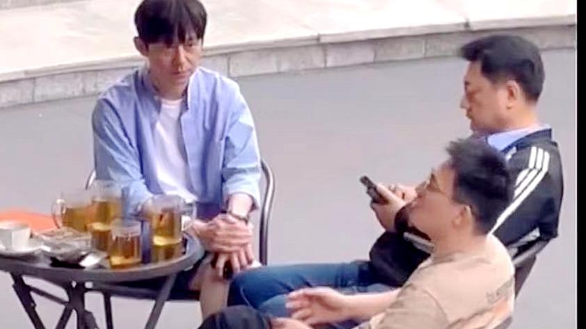 何炅|何炅汪涵陪电视台领导喝茶聊天，素颜何炅憔悴苍老，与台上判若两人