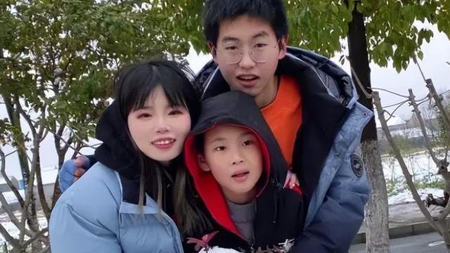 原生家庭|孙卓放暑假，归家大半年气质明显有变化，弟弟夏令营十分抢镜