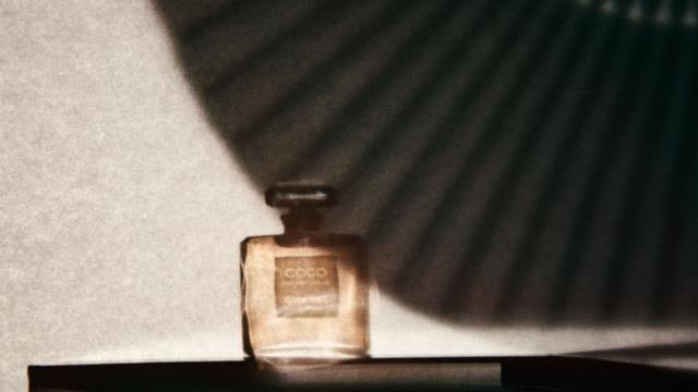 法国摄影师镜头里的“性冷淡”风，让商业摄影成为艺术大片