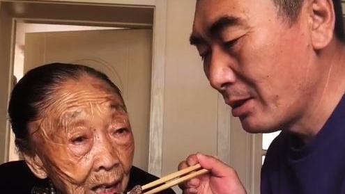 李玉成|李玉成直播收“小老婆”礼物，85岁马玉琴吃醋，哭的眼睛红肿